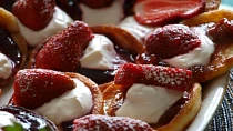 Tvarohové lívanečky s marmeládou a jogurtem