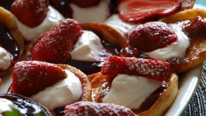 Tvarohové lívanečky s marmeládou a jogurtem
