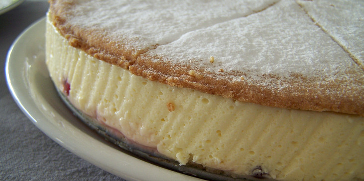 Tvarohovo-šlehačkový dort (detail celého dortu)
