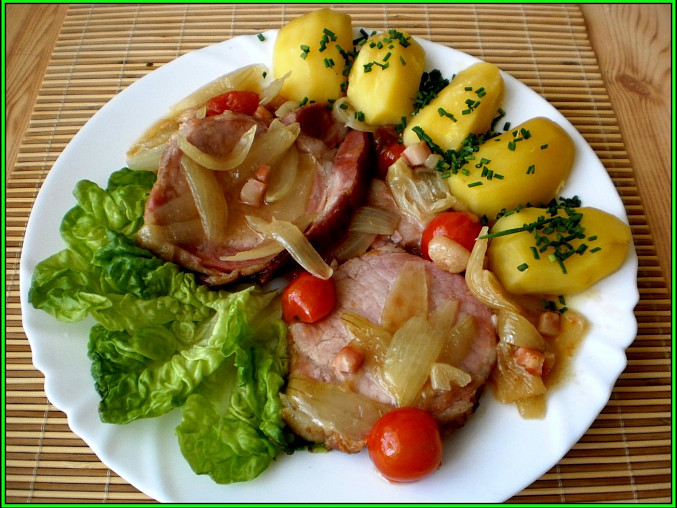 Uzená kotletka rychle a chutně, podáváme s vařeným bramborem posypaným pažitkou