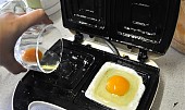 Vejce ze sendvičovače, nalévání vajíčka do sendvičovače