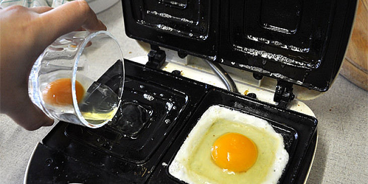 nalévání vajíčka do sendvičovače