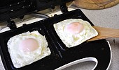 Vejce ze sendvičovače, vyndání vajíčka