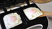 Vejce ze sendvičovače, vyndání vajíčka