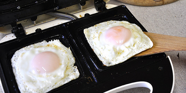 Vejce ze sendvičovače (vyndání vajíčka)