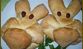 Velikonoční zajíčci (Zajíci  z těsta dle tohoto RC http://www.toprecepty.cz/recept/2003-zapecena-vinna-klobasa-v-kynutem-teste/)