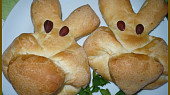 Velikonoční zajíčci, Zajíci  z těsta dle tohoto RC http://www.toprecepty.cz/recept/2003-zapecena-vinna-klobasa-v-kynutem-teste/