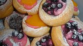 Zamotané koláče, jiná varianta- malinový puding, na tom švestka, borůvky a broskev