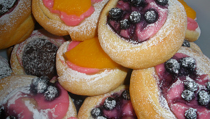 Zamotané koláče, jiná varianta- malinový puding, na tom švestka, borůvky a broskev