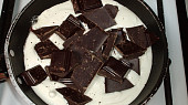 Zapečené čokoládové palačinky s jemnou náplní, zakysanou smetanu s čokoládou rozehřejeme