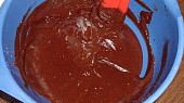 Zapečené čokoládové palačinky s jemnou náplní, žloutkovou pěnu smícháme s rozehřátou čokoládou
