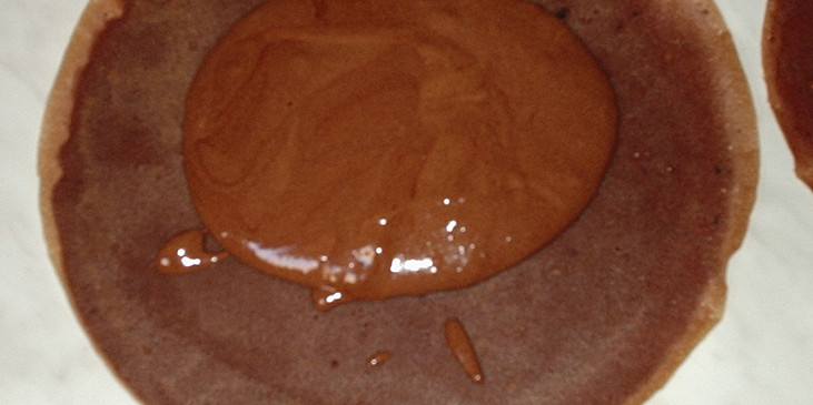 Zapečené čokoládové palačinky s jemnou náplní (krém rozdělíme na palačinky)