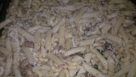 Zapečené těstoviny na bazalkové směsi se žampionama