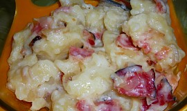 Bramborové halušky s balkánským sýrem, anglickou slaninou a cibulkou