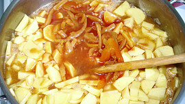 Bramborový guláš  s klobásou