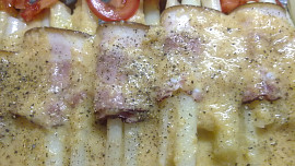 Chřestové pikantní balíčky zapečené se slaninou, sýry a vejci