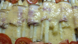 Chřestové pikantní balíčky zapečené se slaninou, sýry a vejci