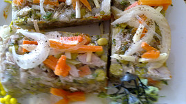 Domácí kuřecí netučná tlačenka s barevnou zeleninkou