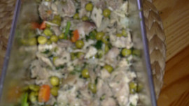 Domácí kuřecí netučná tlačenka s barevnou zeleninkou