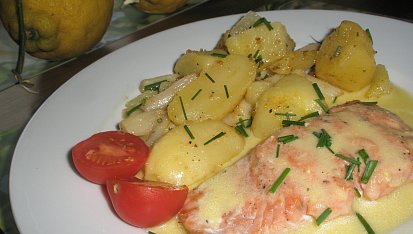 Filet z lososa s chřestem a maltézskou omáčkou
