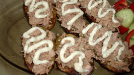 Grilované brambory s tuňákem