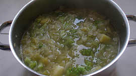 Zelná polévka s uzeným vývarem a brokolicí