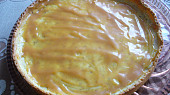 Jahodový koláč s oříšky a karamelem