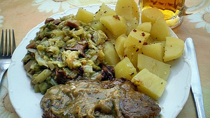 Kadlíkovo zelí s houbami, ranými brambůrky a krkovičkou