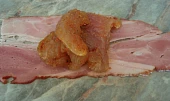 Krůtí masíčko v kabátku z anglické slaniny, Krůtí nudličky naložené v gyros koření zabalíme do plátku anglické slaniny