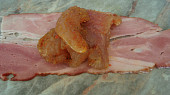Krůtí masíčko v kabátku z anglické slaniny, Krůtí nudličky naložené v gyros koření zabalíme do plátku anglické slaniny