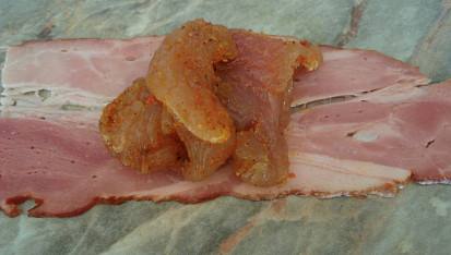 Krůtí masíčko v kabátku z anglické slaniny, Krůtí nudličky naložené v gyros koření zabalíme do plátku anglické slaniny