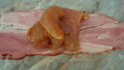 Krůtí masíčko v kabátku z anglické slaniny, Krůtí nudličky naložené v gyros koření zabalíme do plátku anglické slaniny