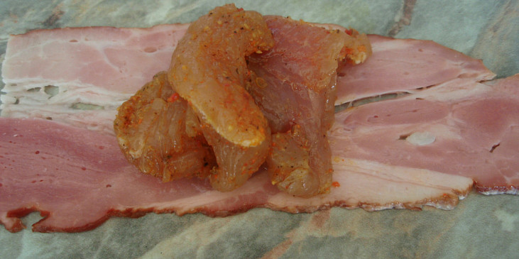 Krůtí nudličky naložené v gyros koření zabalíme do plátku anglické slaniny