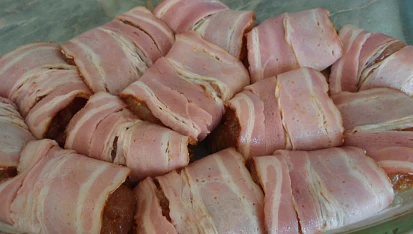 Krůtí masíčko v kabátku z anglické slaniny, Naskládané  v pekáčku