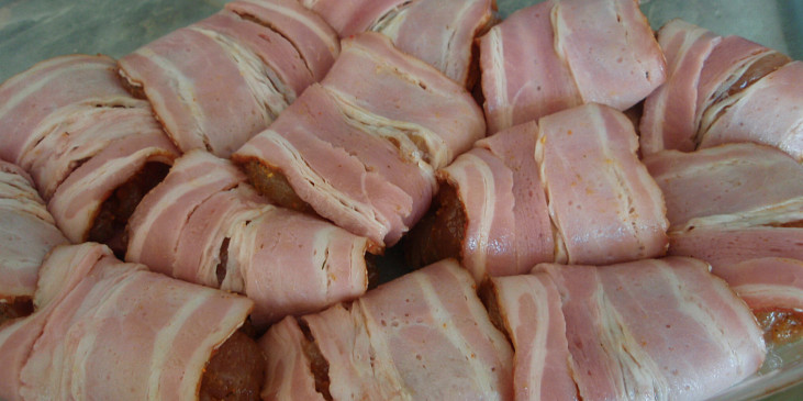 Krůtí masíčko v kabátku z anglické slaniny (Naskládané  v pekáčku)