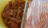 Krůtí masíčko v kabátku z anglické slaniny (Naložené krůtí maso v gyros koření a anglická slanina)