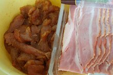 Naložené krůtí maso v gyros koření a anglická slanina
