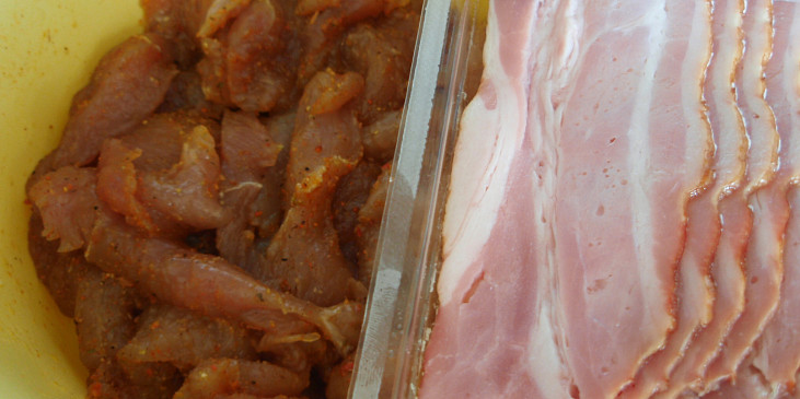 Krůtí masíčko v kabátku z anglické slaniny (Naložené krůtí maso v gyros koření a anglická…)