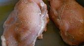 Kuřecí prsíčka s tvarůžky, paštikou a česnekem