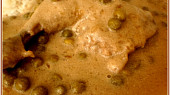 Kuřecí stehna v papiňáku na cibuli a hrášku, detail hotového pokrmu