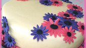 Květinový růžovofialový dort