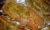 Marinovaný losos s pikantním  přelivem ze zázvoru