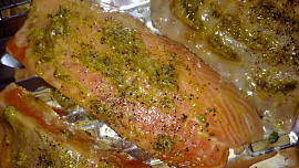 Marinovaný losos s pikantním  přelivem ze zázvoru