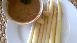 Marinovaný losos s pikantním  přelivem ze zázvoru