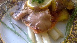 Marinovaný losos s pikantním  přelivem ze zázvoru