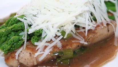 Máslový kuřecí plátek se zeleným chřestem a parmezánem