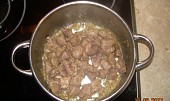 Znojemská omáčka, orestovaná cibulka koření + maso