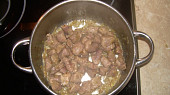 Znojemská omáčka, orestovaná cibulka koření + maso