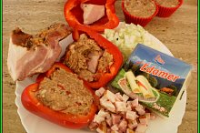 po naplněné papriky vtlačíme špalíčak slaniny a dorovnáme směsí