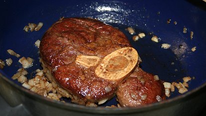 Osso buco z mladého býčka s kořenovou zeleninou